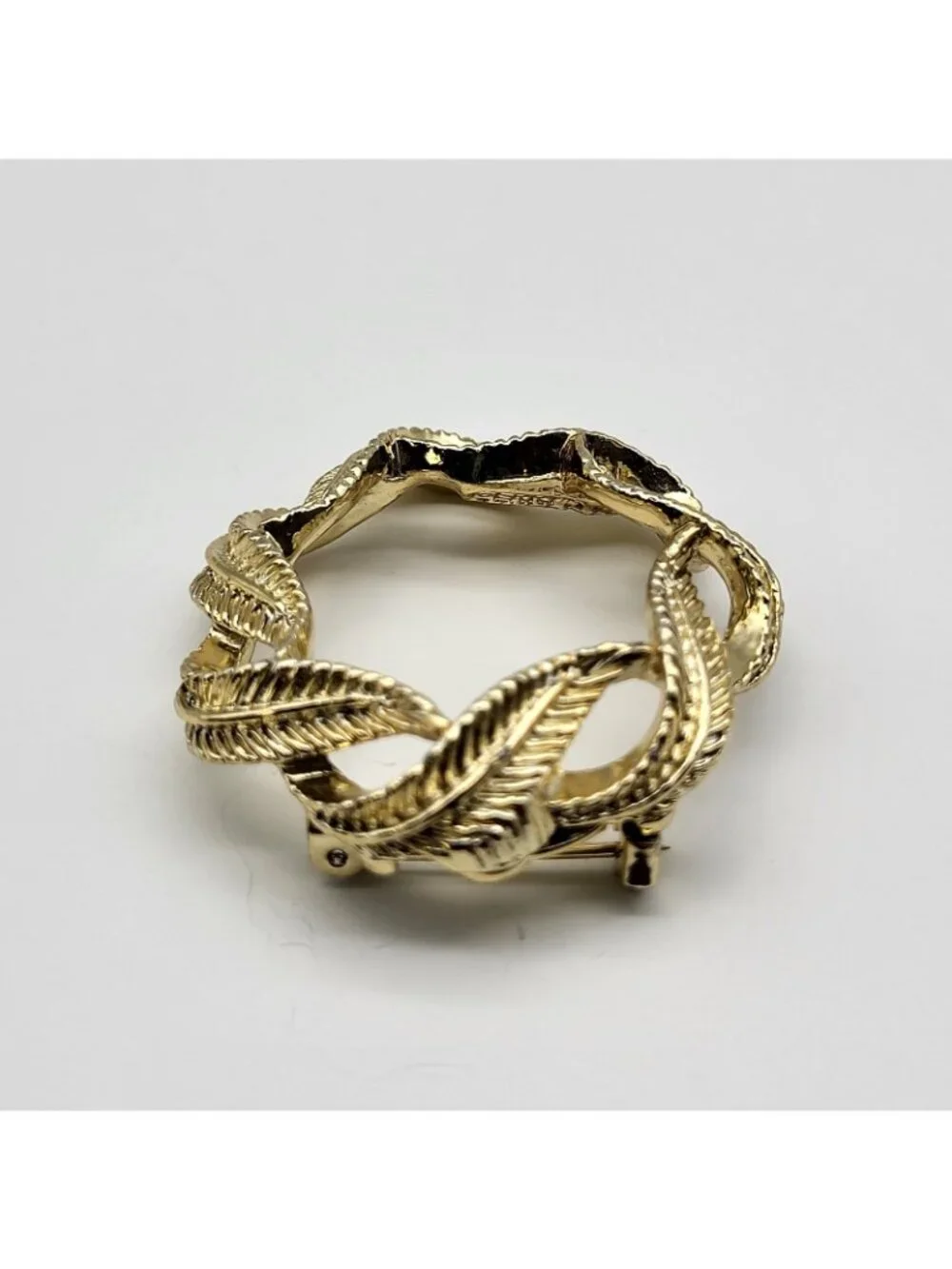 Lovely vintage leaf frond feather wreath brooch pin eyeglasses holder elegant